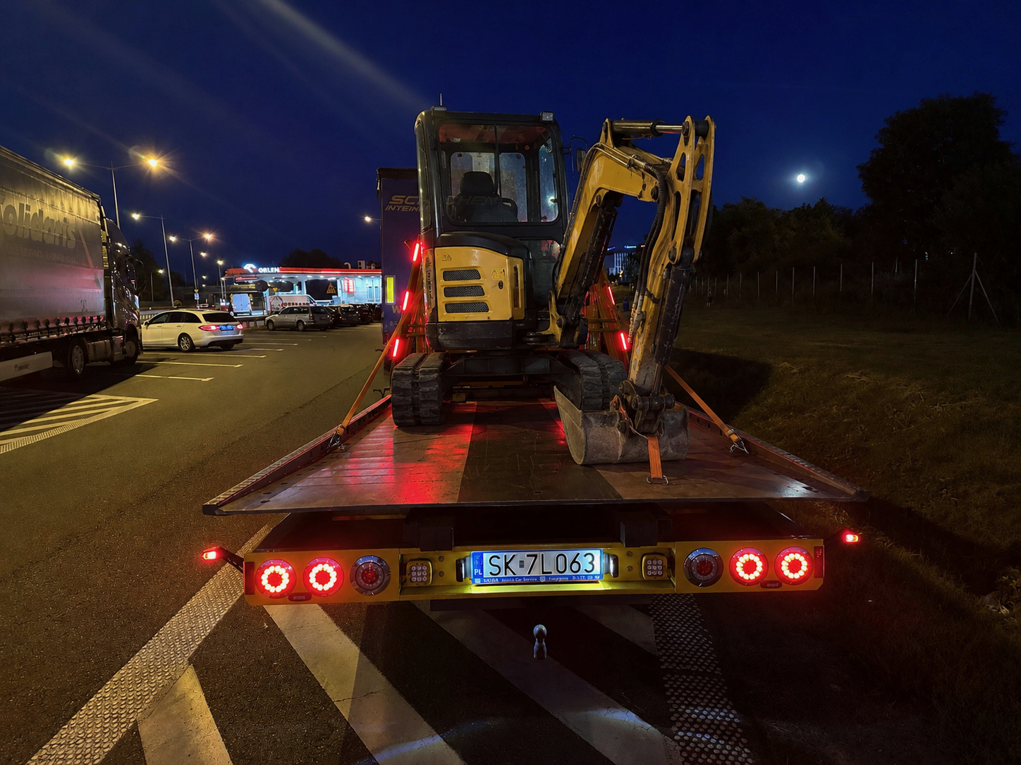 Transport maszyny nocą
